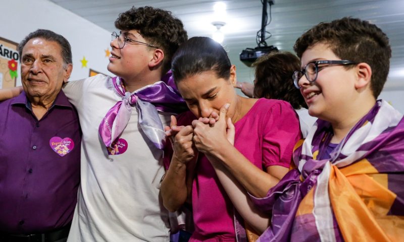 (VÍDEO) Acompanhada dos filhos, Raquel Lyra vota em colégio de Caruaru