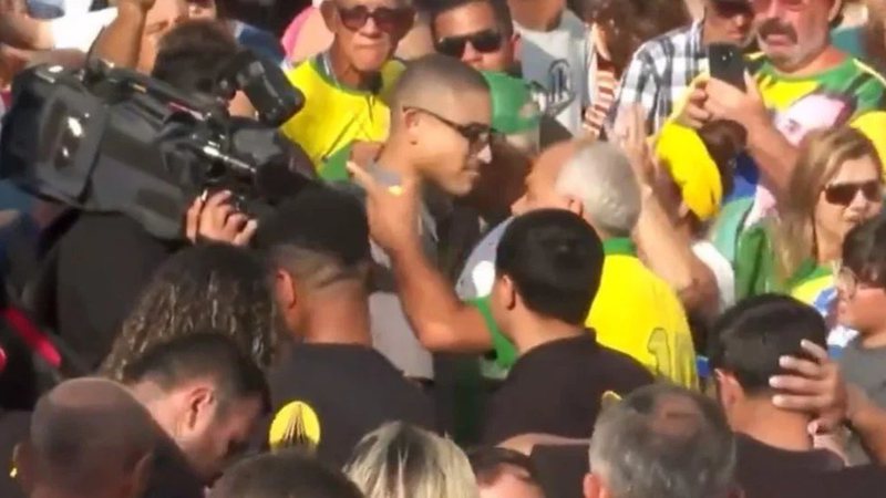 Bolsonaristas hostilizam equipe da TV Globo durante missa em Aparecida