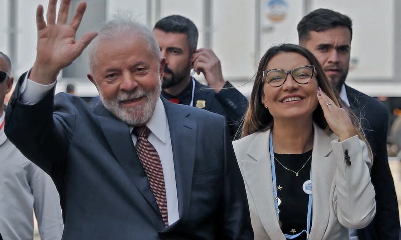 Presidente eleito do Brasil, Lula é recebido com aplausos na COP27