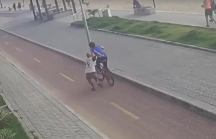 Vídeo: Ciclista tem a bicicleta roubada quando pedalava na orla de Piedade
