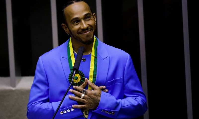 Homenagem: Lewis Hamilton recebe título de cidadão brasileiro na Câmara