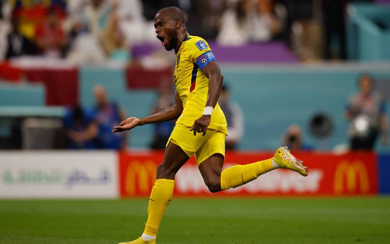Equador vê Valencia brilhar e vence o Catar, primeiro anfitrião a perder em estreia de Copas