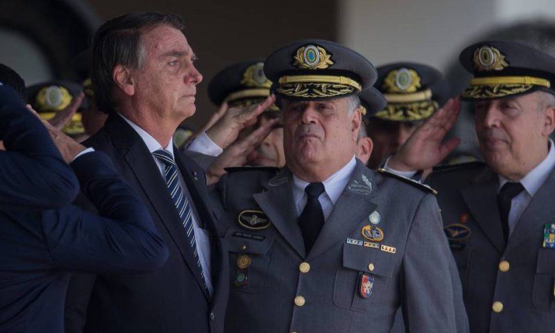 Bolsonaro fica em silêncio diante de militares no primeiro evento público após derrota