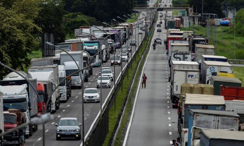 Governadores de 6 estados mandam PM tirar bolsonaristas de rodovias