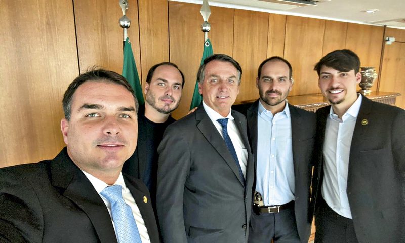 Clã Bolsonaro reúne documentos para pedir passaporte italiano