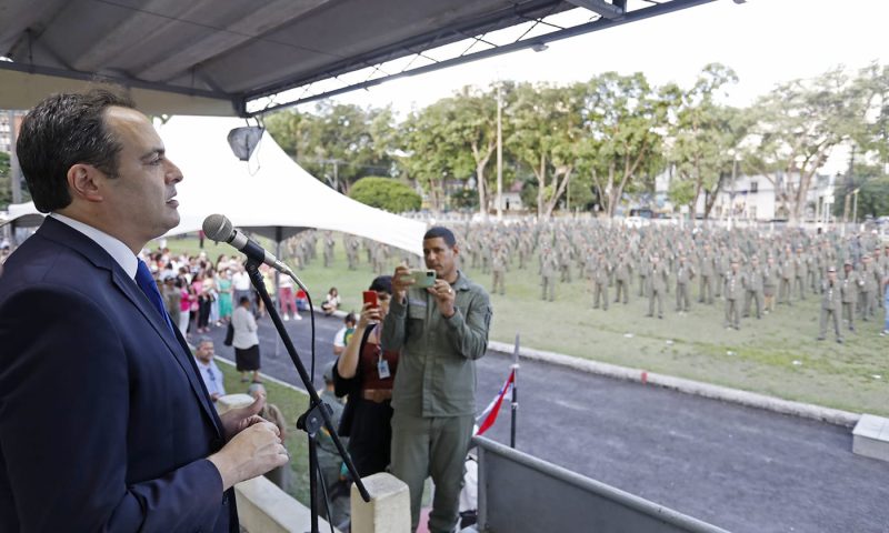 Paulo Câmara entrega insígnias a 1.161 praças promovidos da PMPE