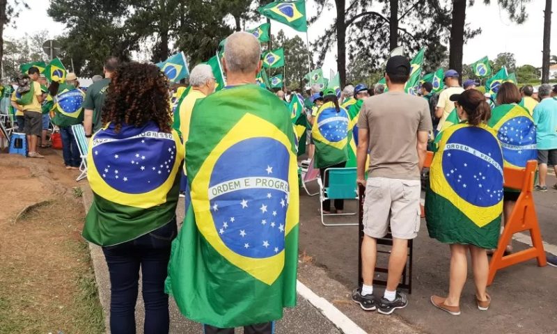 Bolsonaristas ignoram estreia e vaiam gols do Brasil em frente a quartel