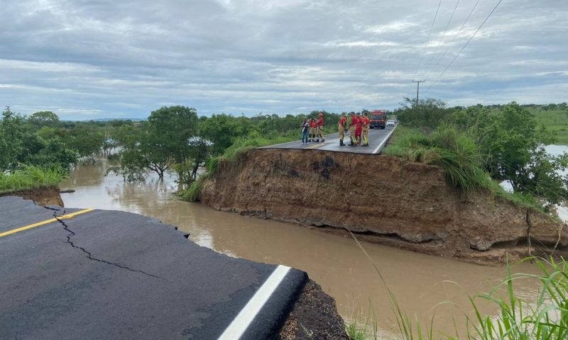 Após chuva, veículos caem em cratera e uma pessoa morre em rodovia em Sergipe; veja vídeos
