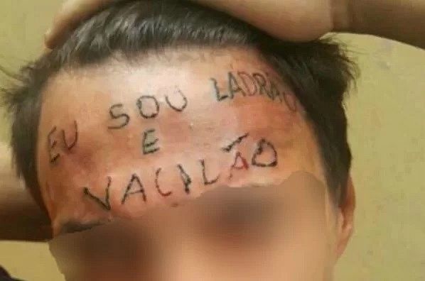 Você lembra ? “Sou ladrão e vacilão”: jovem que viralizou ao ter testa tatuada é preso por furto