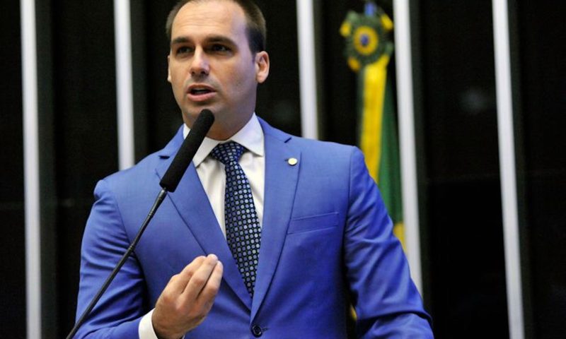 “Sem cargo, inelegível e agora indiciado,mas segue arrastando multidão pelas ruas,diz Eduardo Bolsonaro