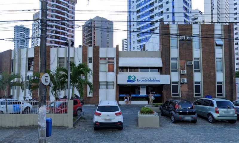 Menino de 8 anos não vacinado morre de Covid após três dias internado