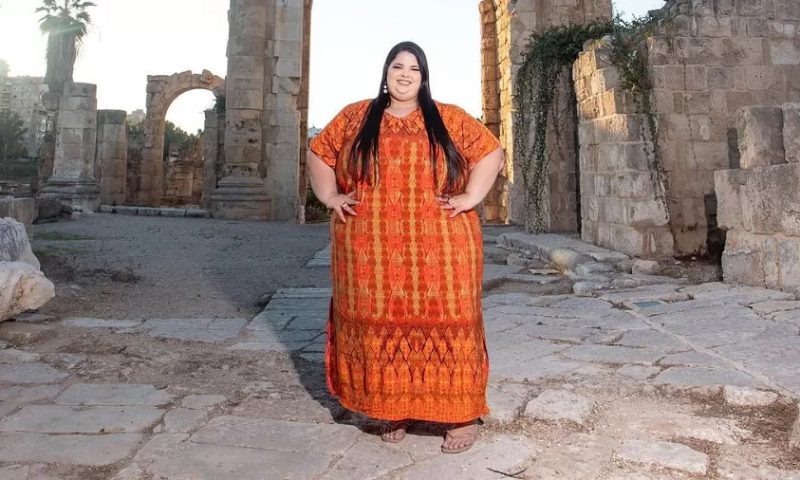Modelo brasileira afirma ter sido barrada em voo da Qatar por ser ‘gorda demais’