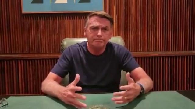 Após 3 dias de bloqueios ilegais, Bolsonaro pede que apoiadores liberem estradas