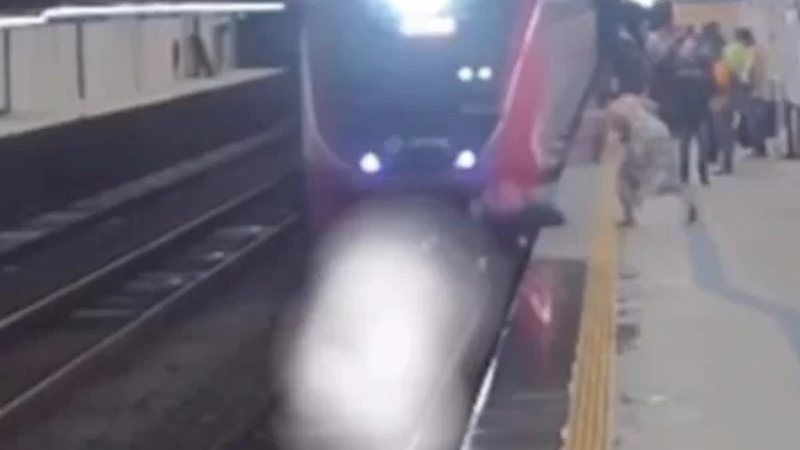 Vídeo: Mulher empurra homem nos trilhos enquanto trem passava em estação
