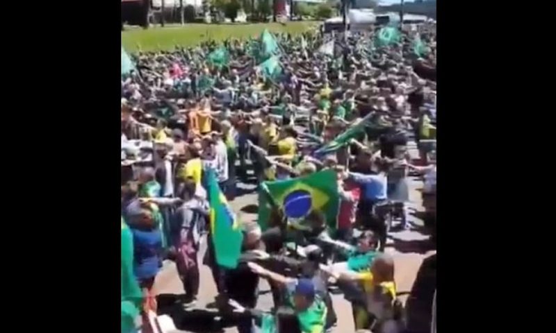 Manifestantes usam saudação nazista durante hino nacional