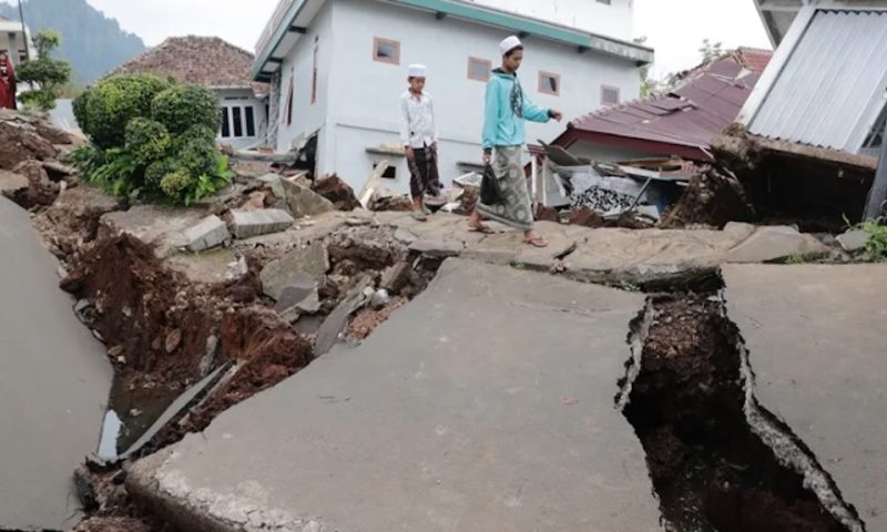 Quase 100 crianças morreram em terremoto na Indonésia