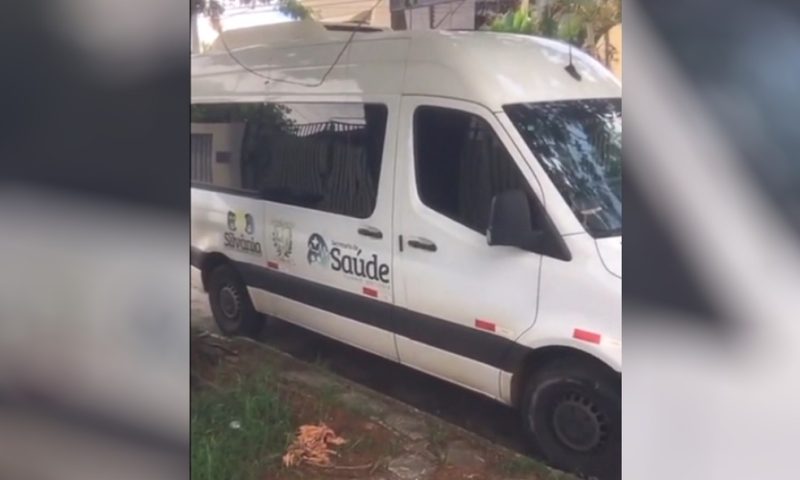 Motorista e paciente são flagrados fazendo sexo em van que levava pessoas