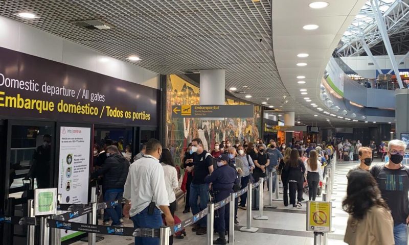Máscaras em aviões e aeroportos são obrigatórias a partir desta sexta-feira (25)