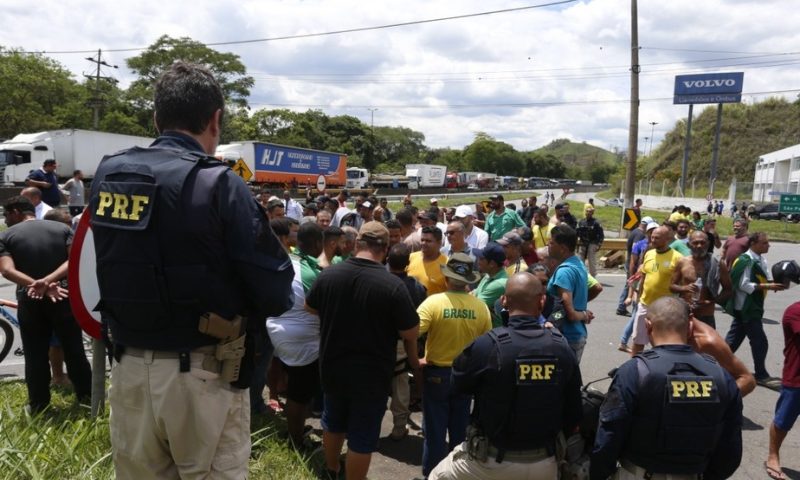 Manifestantes que não aceitam o resultado das eleições ainda bloqueiam 167 rodovias federais, diz PRF