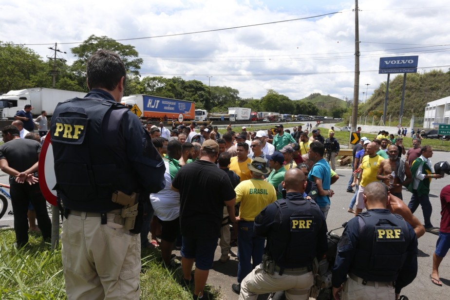 Manifestantes Que Não Aceitam O Resultado Das Eleições Ainda Bloqueiam 167 Rodovias Federais 9271