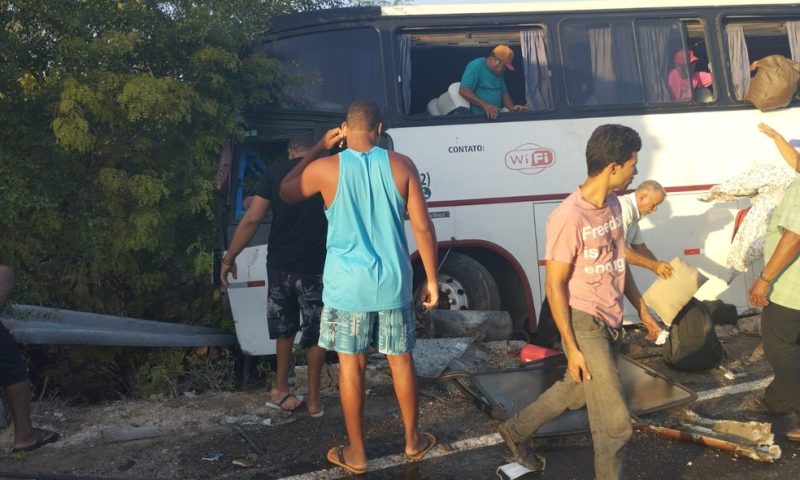 Acidente envolvendo ônibus com romeiros deixa mortos e feridos na BR-316, em Floresta