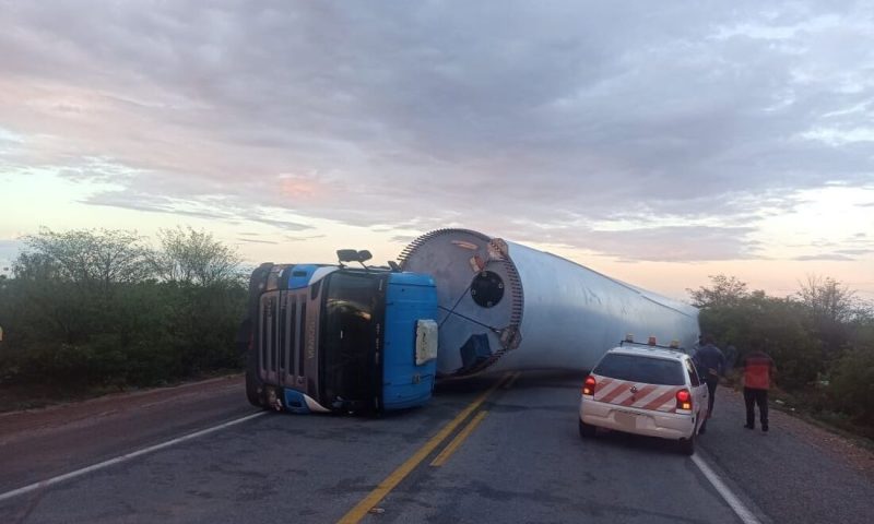 Duas pessoas morrem esmagadas após carreta tombar sobre caminhonete em Petrolina