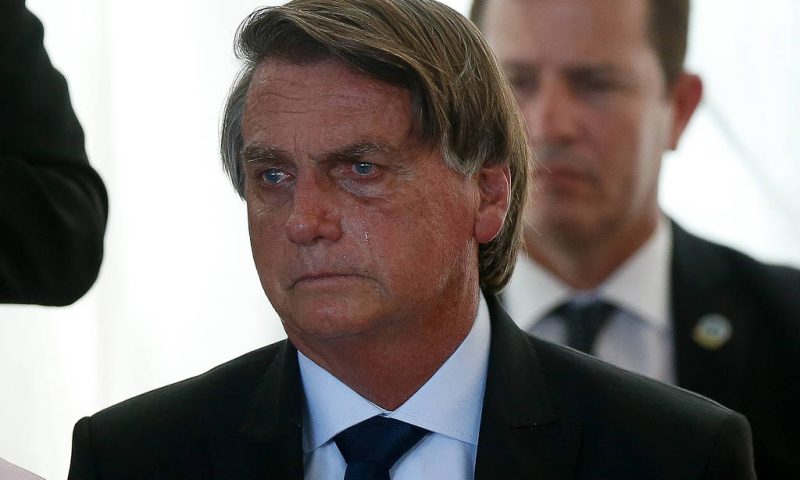 Bolsonaro teve recaída na tristeza e deve parar por 3 meses, dizem aliados