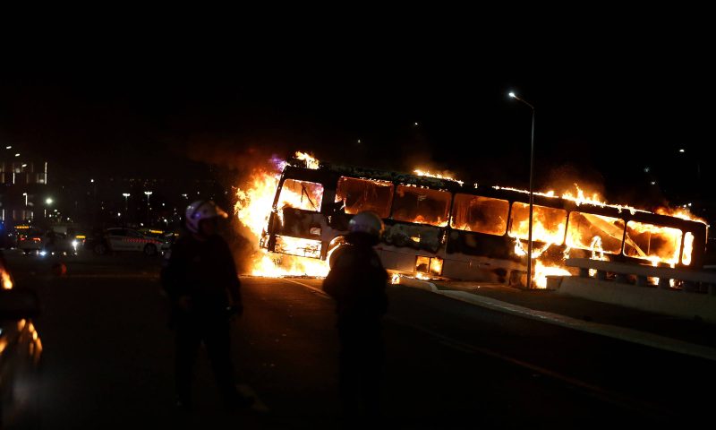 Bolsonaristas radicais tentam invadir prédio da PF e queimam veículos em Brasília