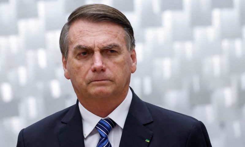 Sete dias após posse de Lula, Bolsonaro ainda se diz presidente nas redes