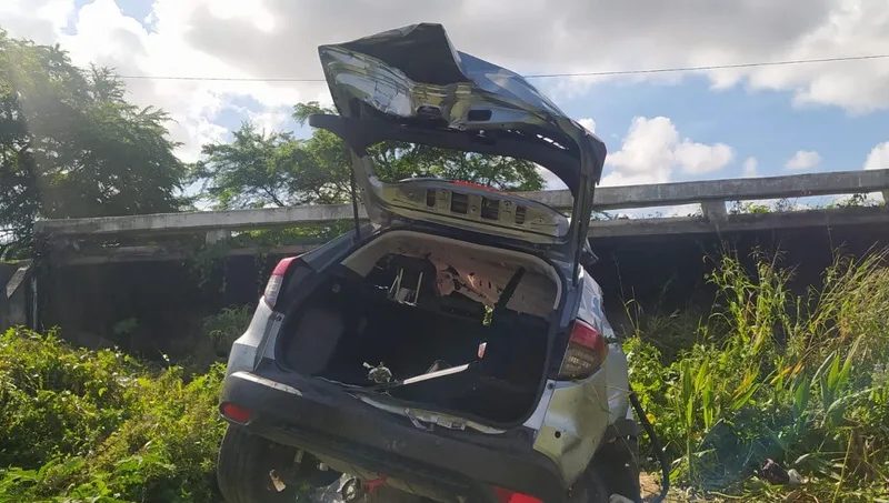 Quatro homens morrem e um fica ferido após carro cair de viaduto na BR 101, em Recife