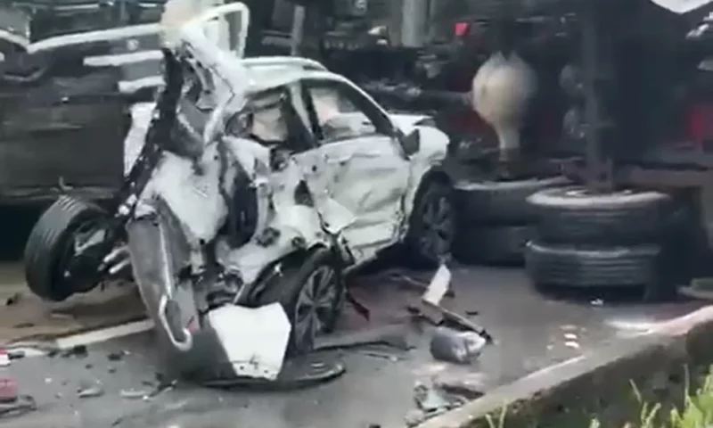 Carreta tomba e causa grave acidente com carros de passeio e de carga na BR-040
