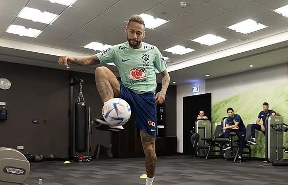 Neymar faz primeira atividade com bola após lesão no tornozelo