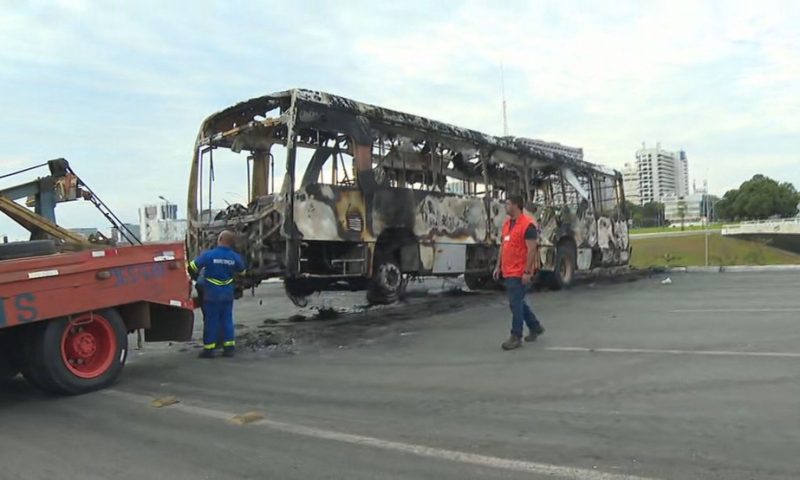 Bolsonaristas depredaram delegacia e queimaram 8 carros e 5 ônibus em Brasíli