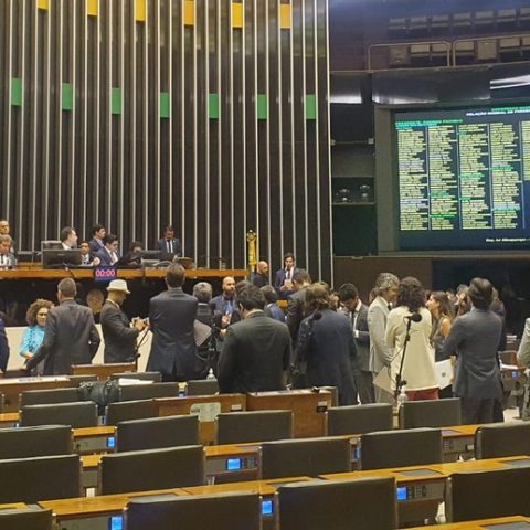 Bolsa Família de R$ 600 e salário mínimo de R$ 1.320