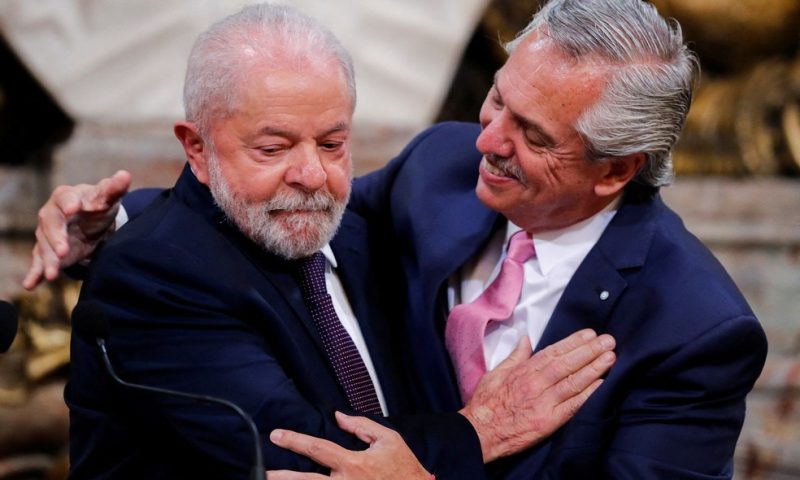 Na Argentina, Lula diz que BNDES voltará a financiar projetos em países vizinhos