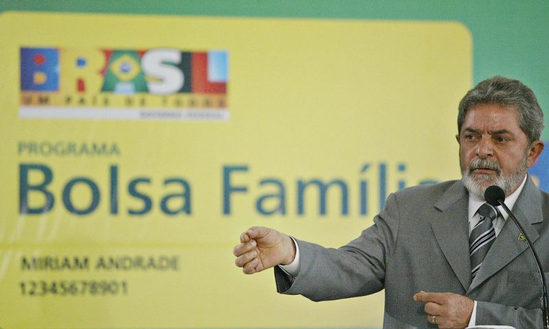Governo Lula já evita nome Auxílio Brasil e planeja relançar marca Bolsa Família em março