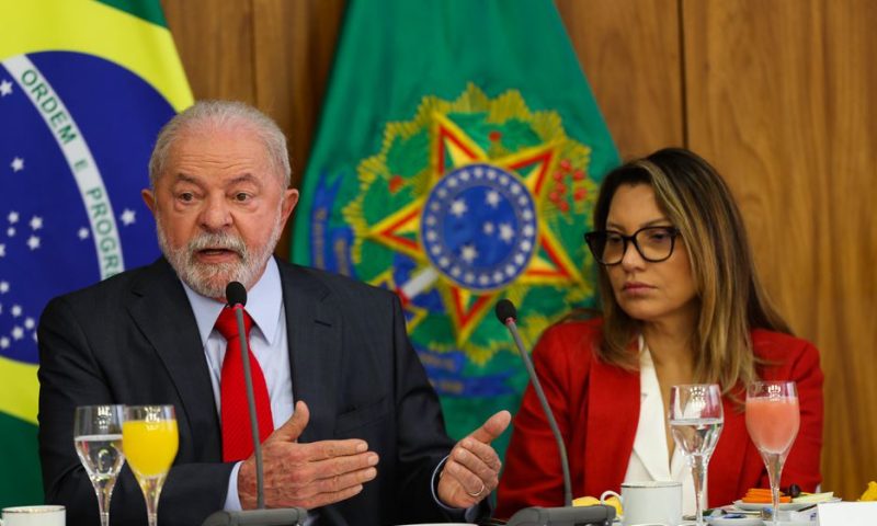 Governo Lula ainda avalia se vai elevar o salário para R$ 1.320