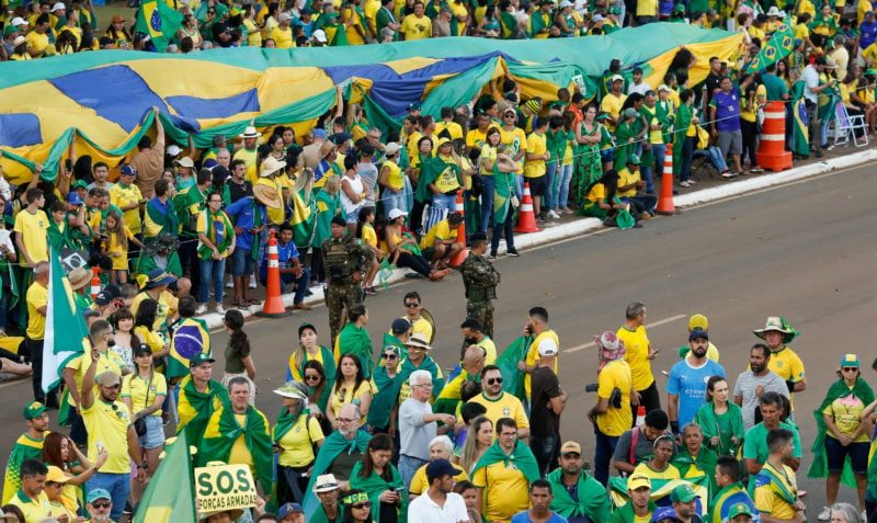 Mais de 100 ônibus chegam a Brasília; governo promete endurecer contra extremistas