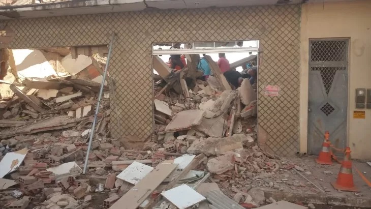 Três pessoas da mesma família morrem depois de prédio desabar por causa de explosão, na Bahia