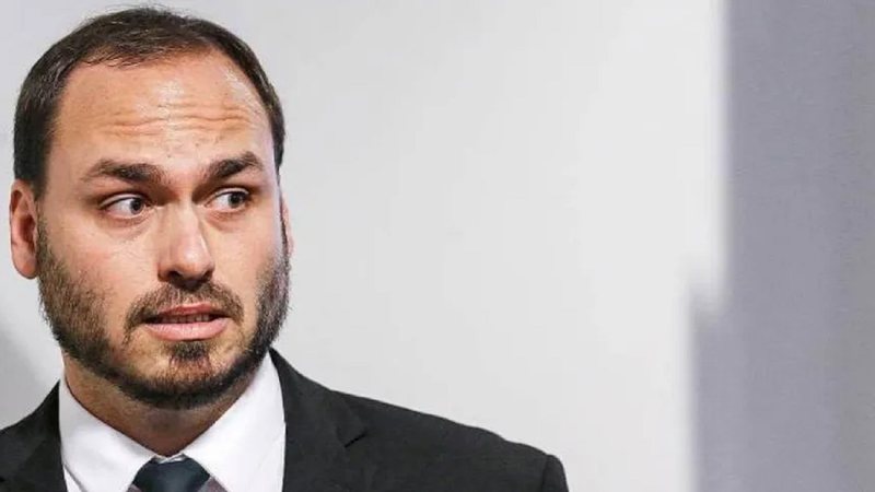 Com medo de ser preso, Carlos Bolsonaro vive período de instabilidade, diz colunista