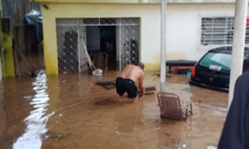 Após forte chuva, água invade casa e deixa carro submerso em Palmares