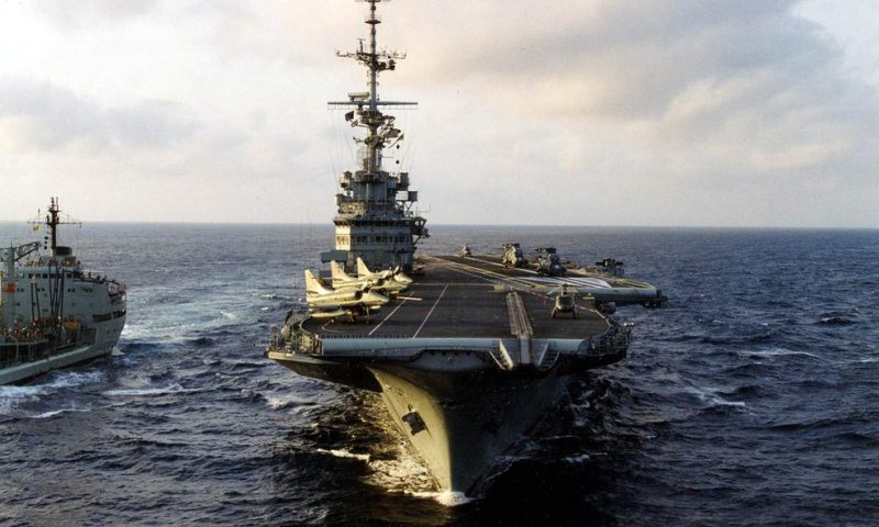 Marinha determina afastamento de navio que estava atracado em PE