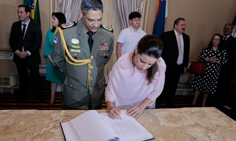 Raquel Lyra exonera servidores comissionados e em função gratificada e revoga licenças