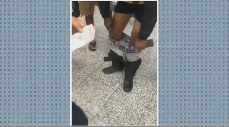 Mototaxista abaixa as calças em mercado para provar que nada roubou após comprar picanha