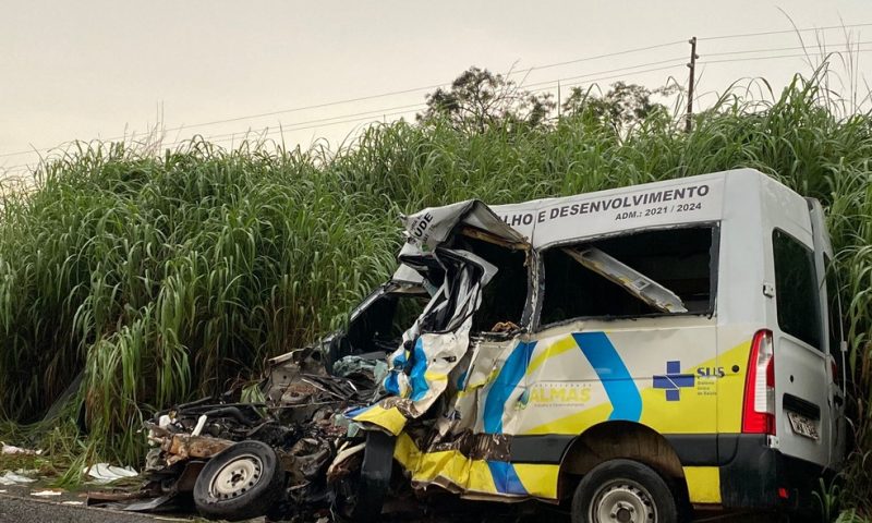 Acidente entre van e caminhão que deixa 12 pessoas mortas