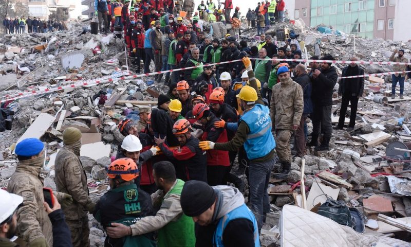 Número de mortos em terremoto que atingiu a Turquia e a Síria passa de 33 mil