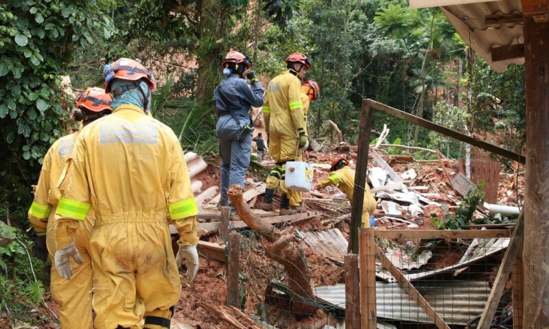 Número de mortos sobe para 64 no litoral norte de São Paulo