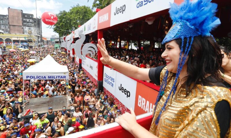 Governadora em exercício,Priscila Krause prestigia desfile do Galo da Madrugada