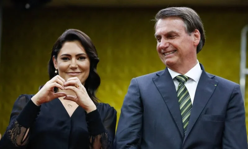 Bolsonaro diz que Michelle pode se  candidatar à Presidência em 2026,mas ‘não tem experiência’