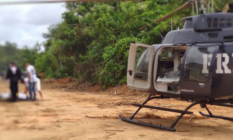 Helicóptero da PRF resgata mulher  vítima de acidente na PE-60 na Mata Sul